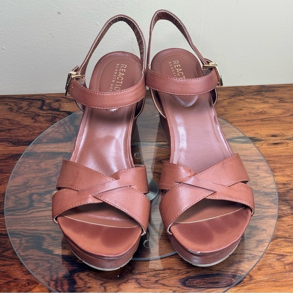 Kenneth Cole Reaction Clarissa Sandals in Tan